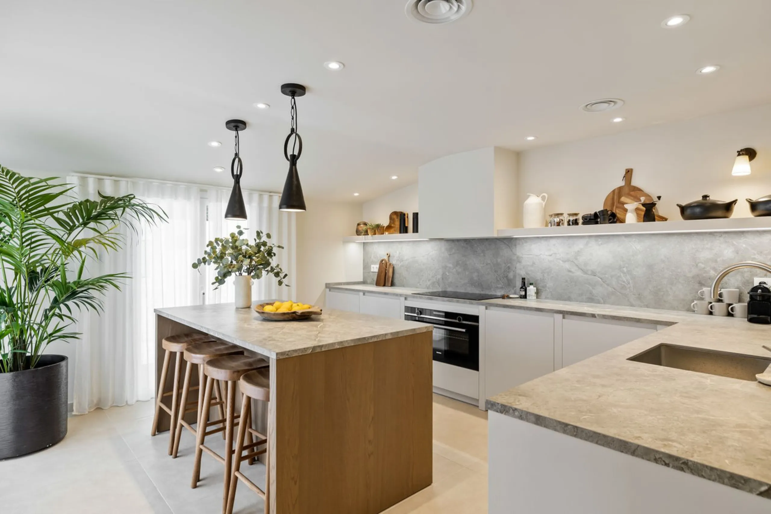 This beautiful villa has undergone an extensive refurbishment, offering a very comfortable and luxurious home. Thanks to its west facing orientation this property offers the most beautiful panoramic views of the coastline and surrounding hills. The curren