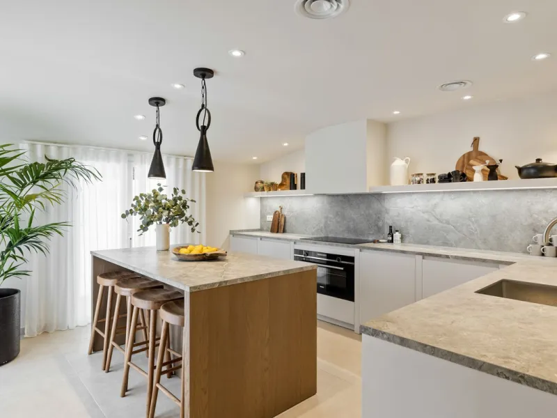 This beautiful villa has undergone an extensive refurbishment, offering a very comfortable and luxurious home. Thanks to its west facing orientation this property offers the most beautiful panoramic views of the coastline and surrounding hills. The curren