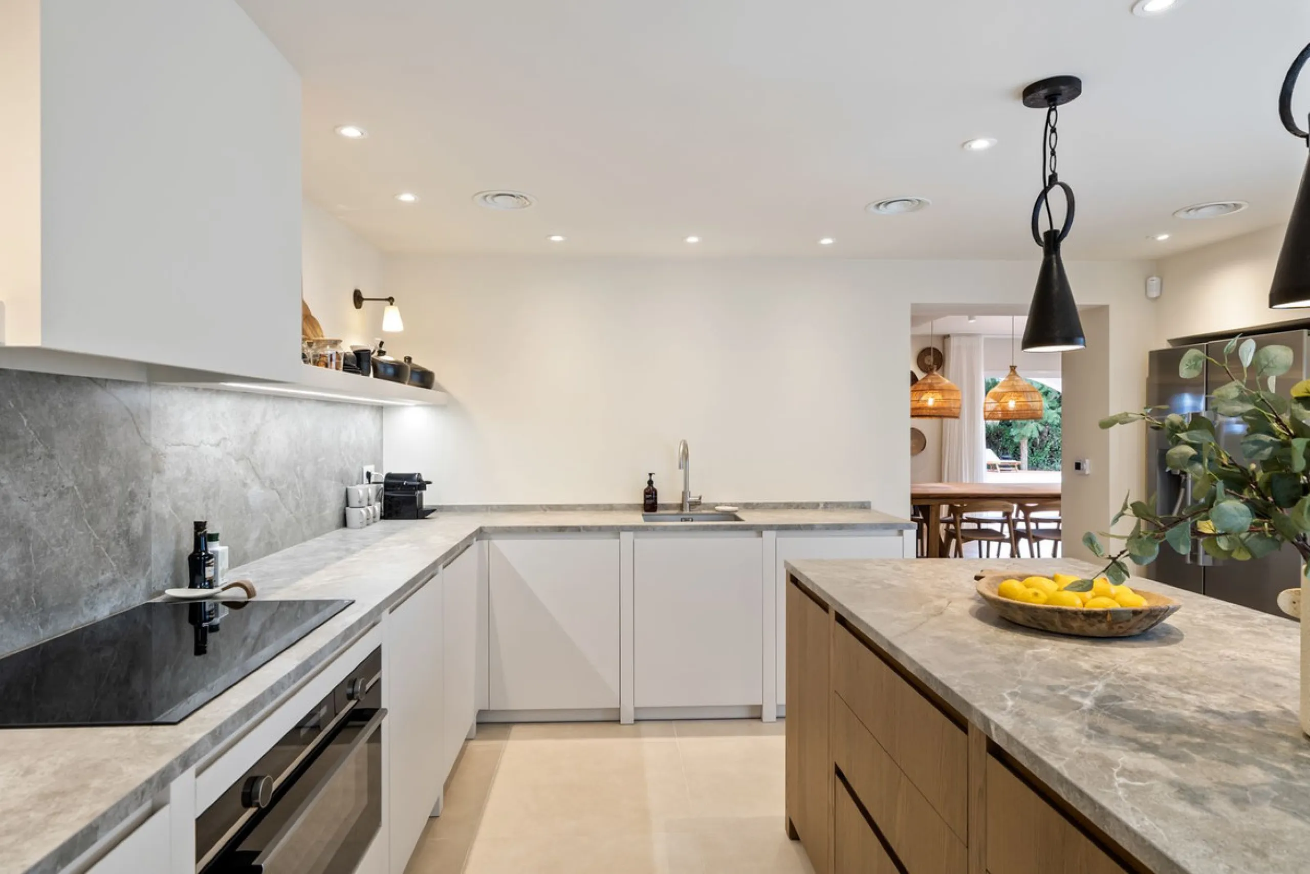 This beautiful villa has undergone an extensive refurbishment, offering a very comfortable and luxurious home. Thanks to its west facing orientation this property offers the most beautiful panoramic views of the coastline and surrounding hills. The curren