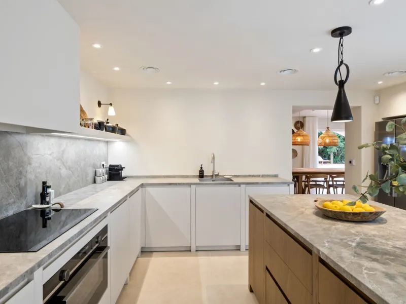 This beautiful villa has undergone an extensive refurbishment, offering a very comfortable and luxurious home. Thanks to its west facing orientation this property offers the most beautiful panoramic views of the coastline and surrounding hills. The curren