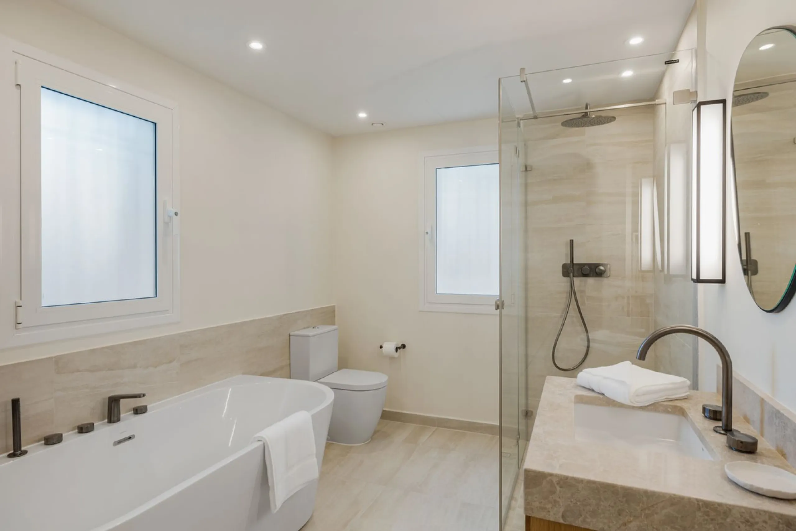 This beautiful villa has undergone an extensive refurbishment, offering a very comfortable and luxurious home. Thanks to its west facing orientation this property offers the most beautiful panoramic views of the coastline and surrounding hills. The curren
