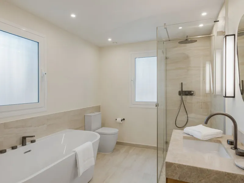 This beautiful villa has undergone an extensive refurbishment, offering a very comfortable and luxurious home. Thanks to its west facing orientation this property offers the most beautiful panoramic views of the coastline and surrounding hills. The curren