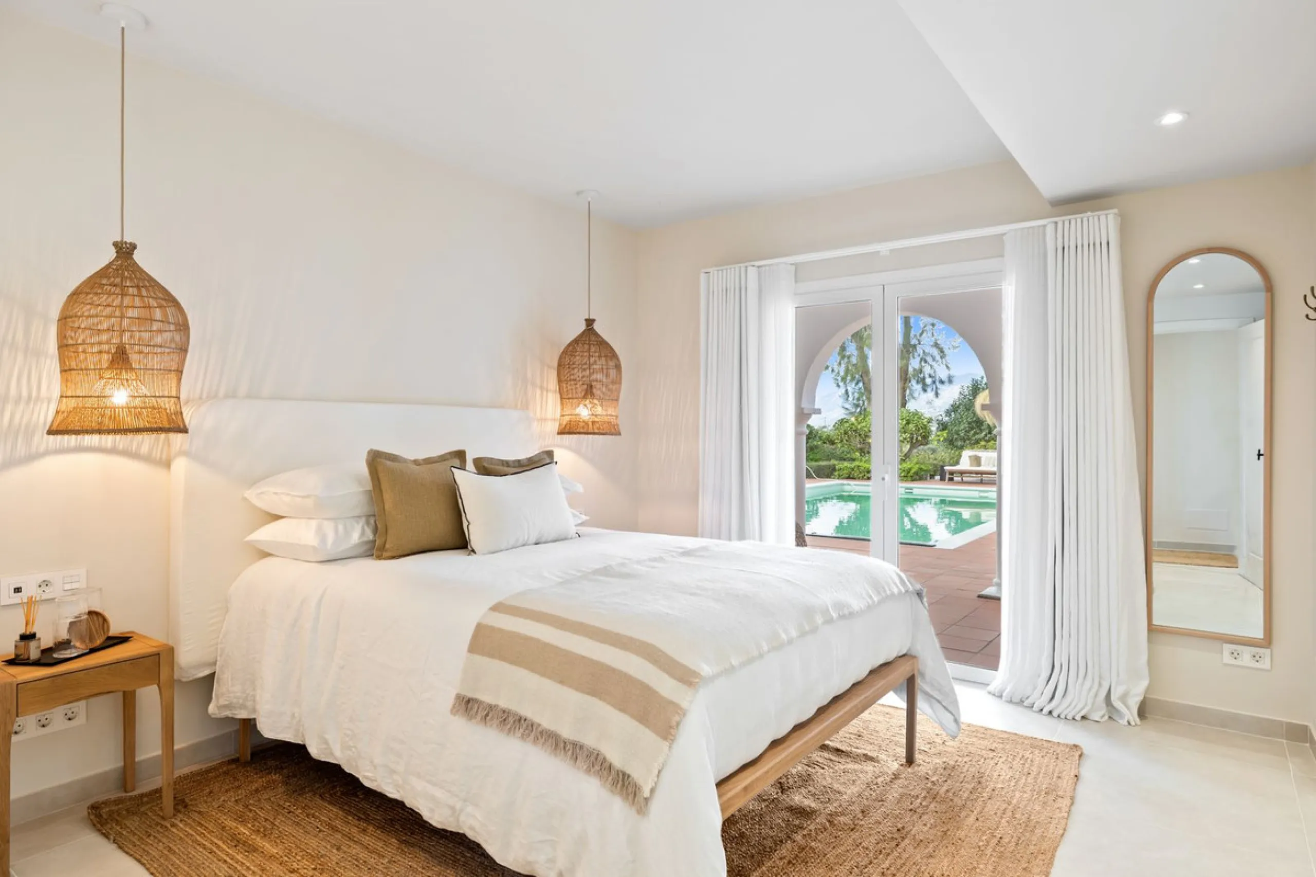 This beautiful villa has undergone an extensive refurbishment, offering a very comfortable and luxurious home. Thanks to its west facing orientation this property offers the most beautiful panoramic views of the coastline and surrounding hills. The curren
