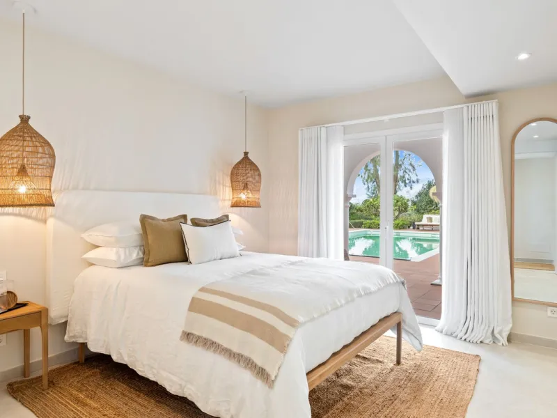 This beautiful villa has undergone an extensive refurbishment, offering a very comfortable and luxurious home. Thanks to its west facing orientation this property offers the most beautiful panoramic views of the coastline and surrounding hills. The curren