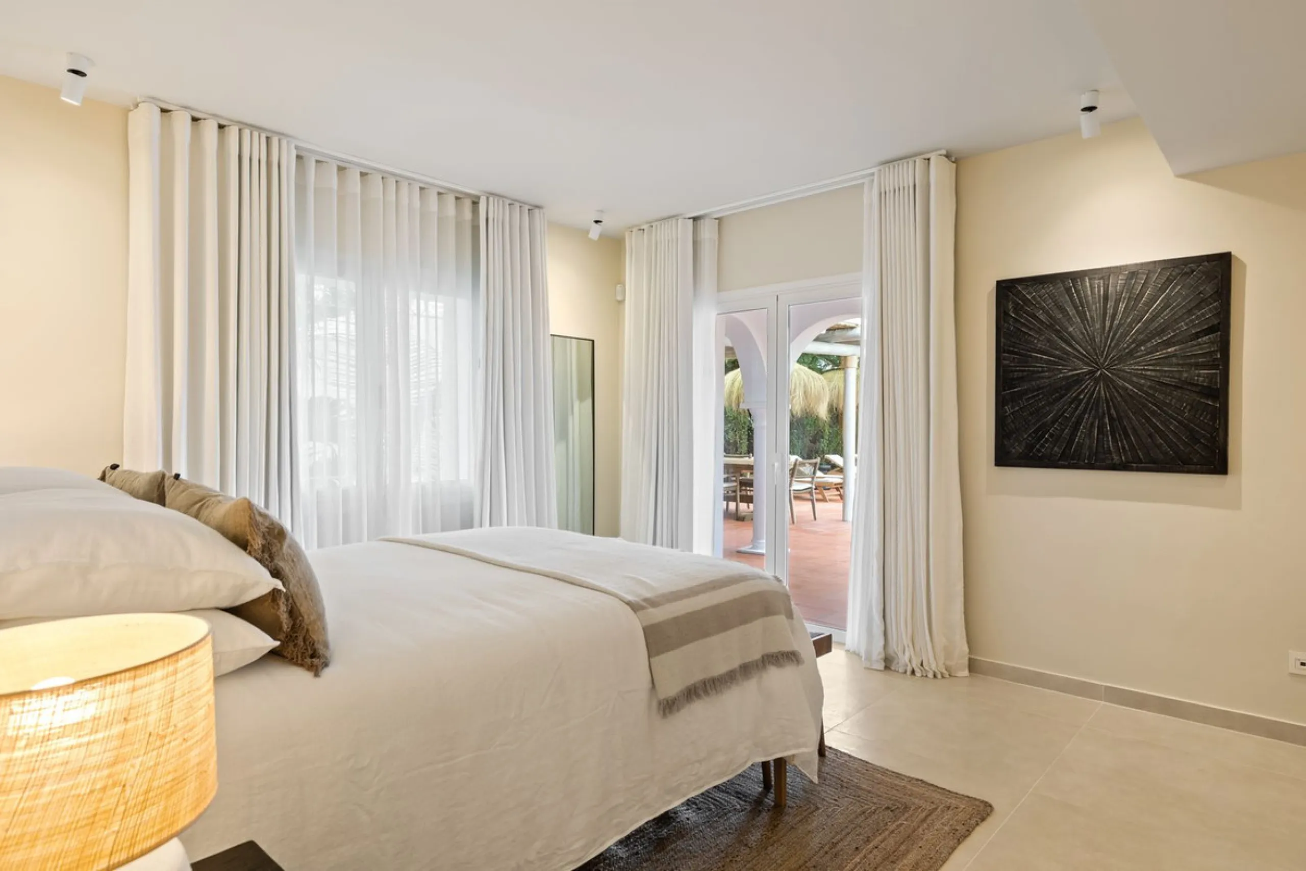 This beautiful villa has undergone an extensive refurbishment, offering a very comfortable and luxurious home. Thanks to its west facing orientation this property offers the most beautiful panoramic views of the coastline and surrounding hills. The curren