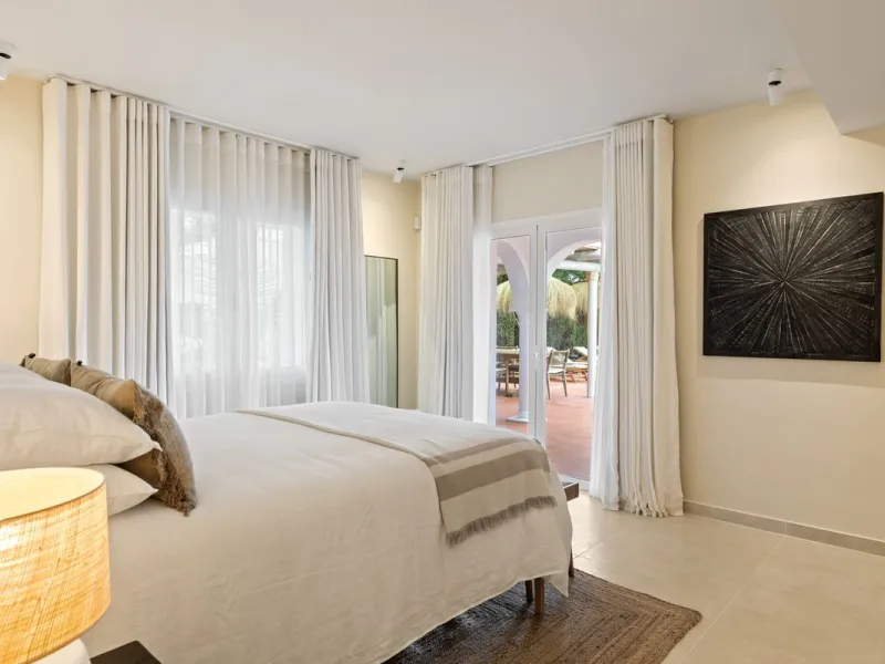 This beautiful villa has undergone an extensive refurbishment, offering a very comfortable and luxurious home. Thanks to its west facing orientation this property offers the most beautiful panoramic views of the coastline and surrounding hills. The curren