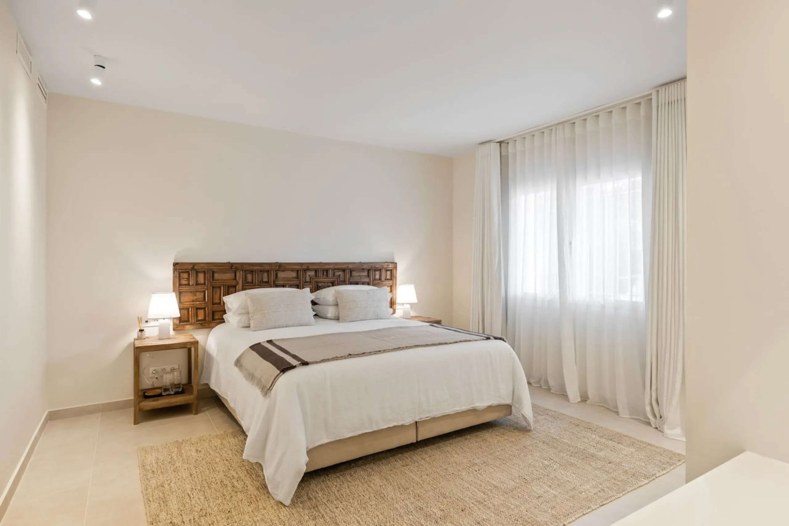 This beautiful villa has undergone an extensive refurbishment, offering a very comfortable and luxurious home. Thanks to its west facing orientation this property offers the most beautiful panoramic views of the coastline and surrounding hills. The curren