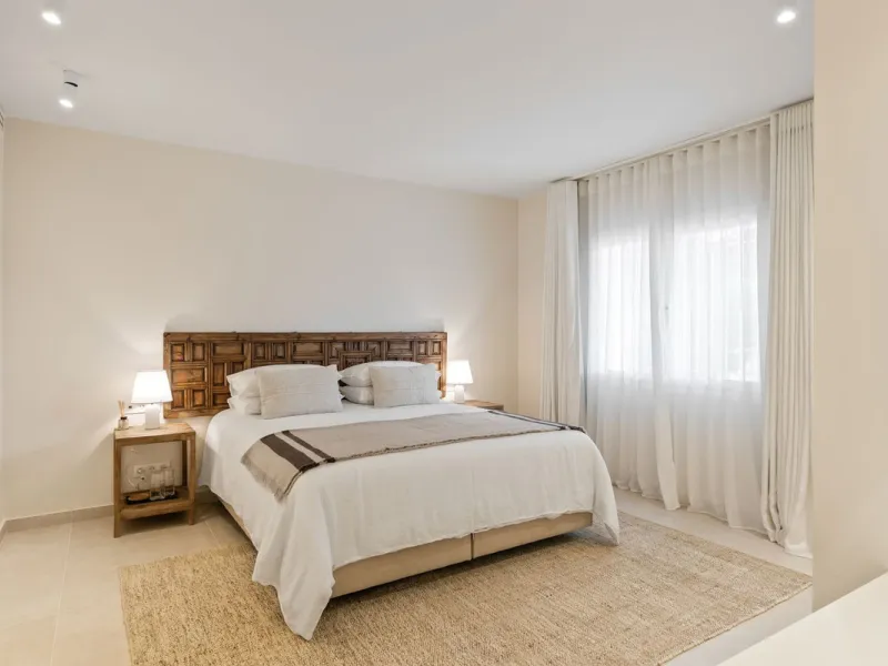 This beautiful villa has undergone an extensive refurbishment, offering a very comfortable and luxurious home. Thanks to its west facing orientation this property offers the most beautiful panoramic views of the coastline and surrounding hills. The curren
