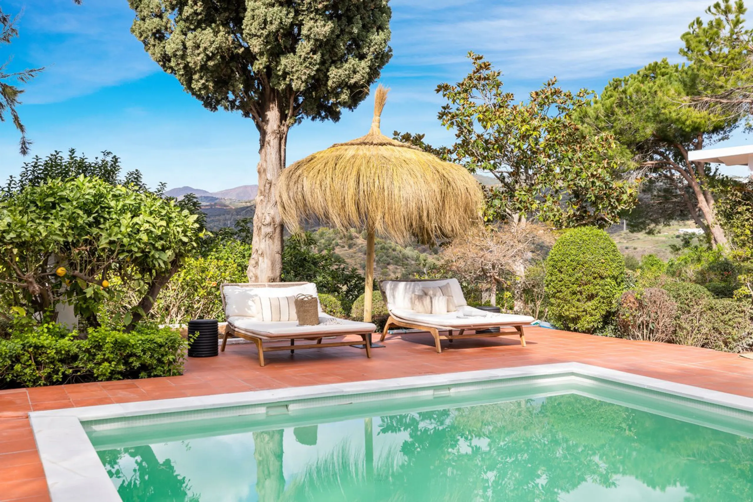 This beautiful villa has undergone an extensive refurbishment, offering a very comfortable and luxurious home. Thanks to its west facing orientation this property offers the most beautiful panoramic views of the coastline and surrounding hills. The curren