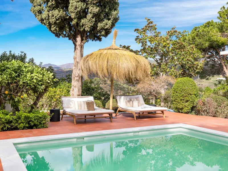 This beautiful villa has undergone an extensive refurbishment, offering a very comfortable and luxurious home. Thanks to its west facing orientation this property offers the most beautiful panoramic views of the coastline and surrounding hills. The curren