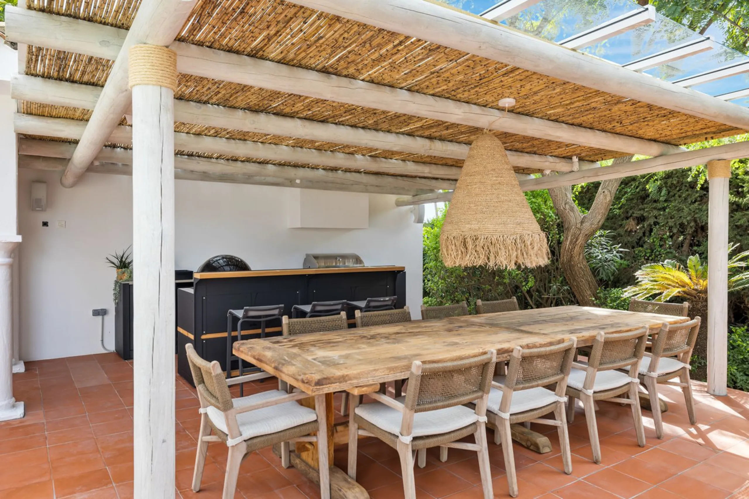 This beautiful villa has undergone an extensive refurbishment, offering a very comfortable and luxurious home. Thanks to its west facing orientation this property offers the most beautiful panoramic views of the coastline and surrounding hills. The curren