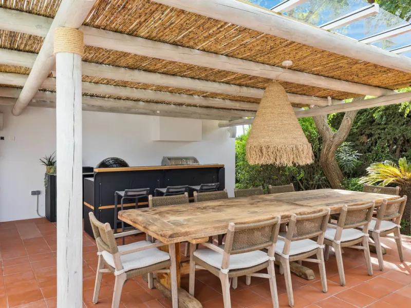 This beautiful villa has undergone an extensive refurbishment, offering a very comfortable and luxurious home. Thanks to its west facing orientation this property offers the most beautiful panoramic views of the coastline and surrounding hills. The curren