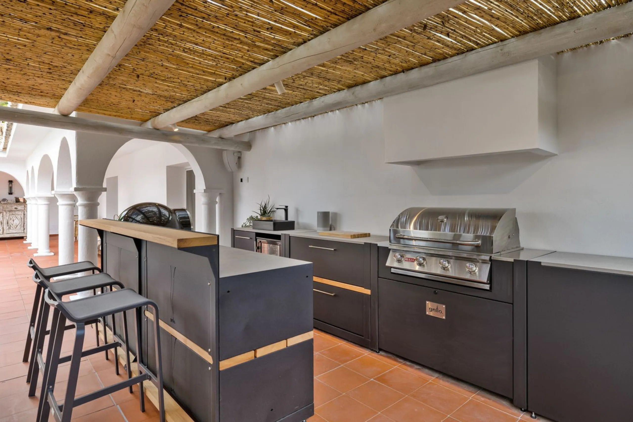 This beautiful villa has undergone an extensive refurbishment, offering a very comfortable and luxurious home. Thanks to its west facing orientation this property offers the most beautiful panoramic views of the coastline and surrounding hills. The curren