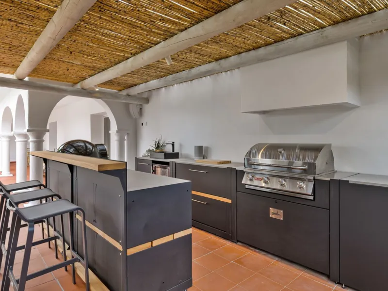 This beautiful villa has undergone an extensive refurbishment, offering a very comfortable and luxurious home. Thanks to its west facing orientation this property offers the most beautiful panoramic views of the coastline and surrounding hills. The curren