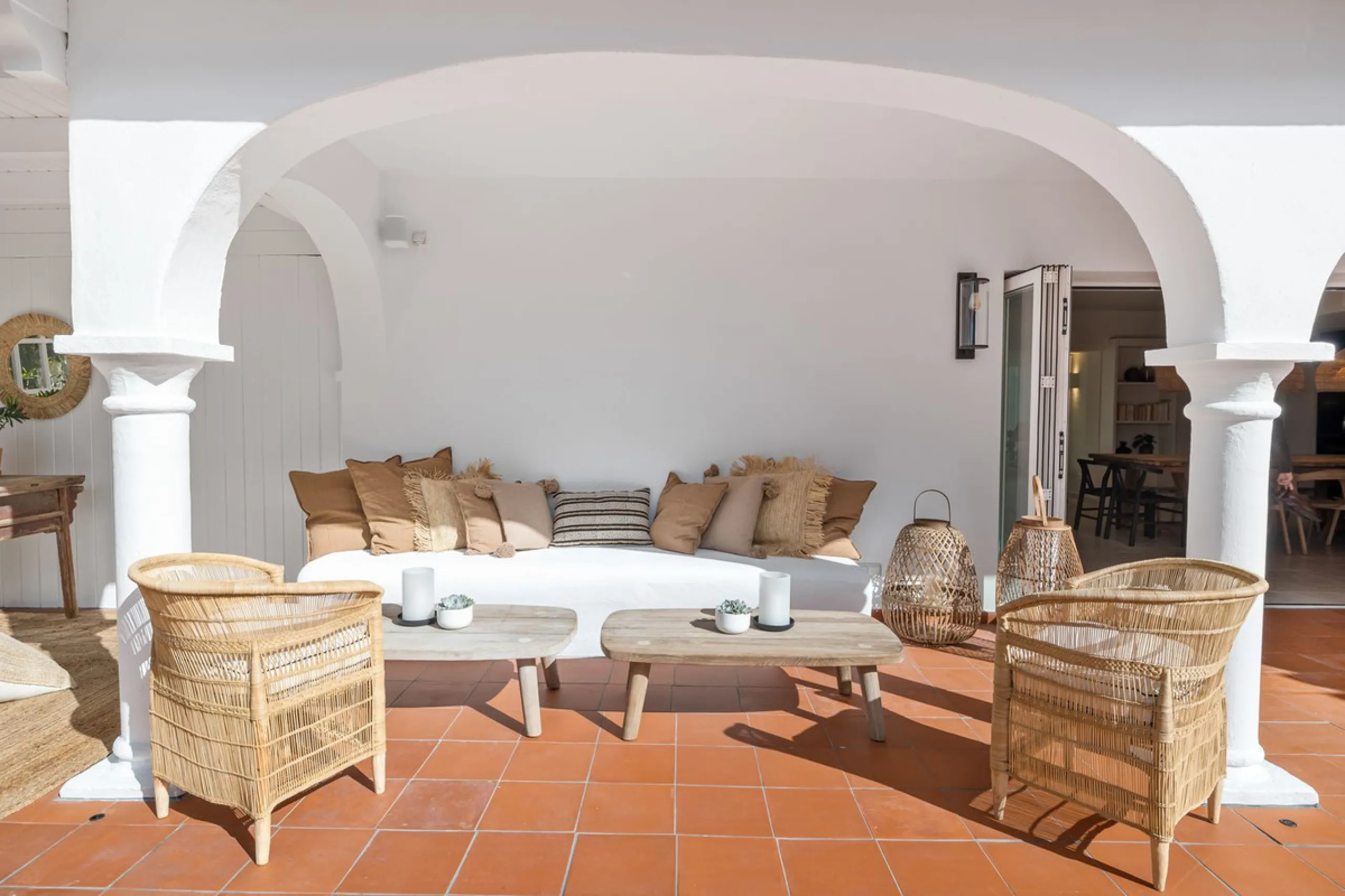 This beautiful villa has undergone an extensive refurbishment, offering a very comfortable and luxurious home. Thanks to its west facing orientation this property offers the most beautiful panoramic views of the coastline and surrounding hills. The curren