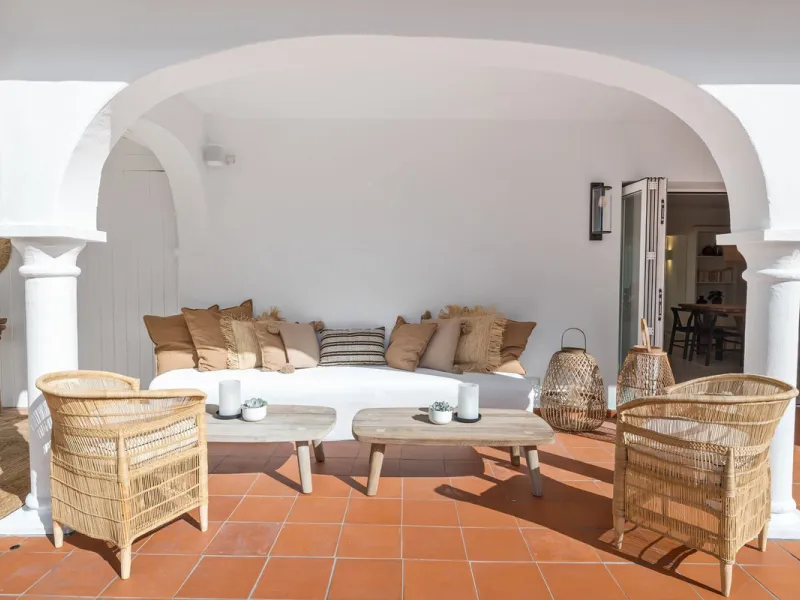This beautiful villa has undergone an extensive refurbishment, offering a very comfortable and luxurious home. Thanks to its west facing orientation this property offers the most beautiful panoramic views of the coastline and surrounding hills. The curren