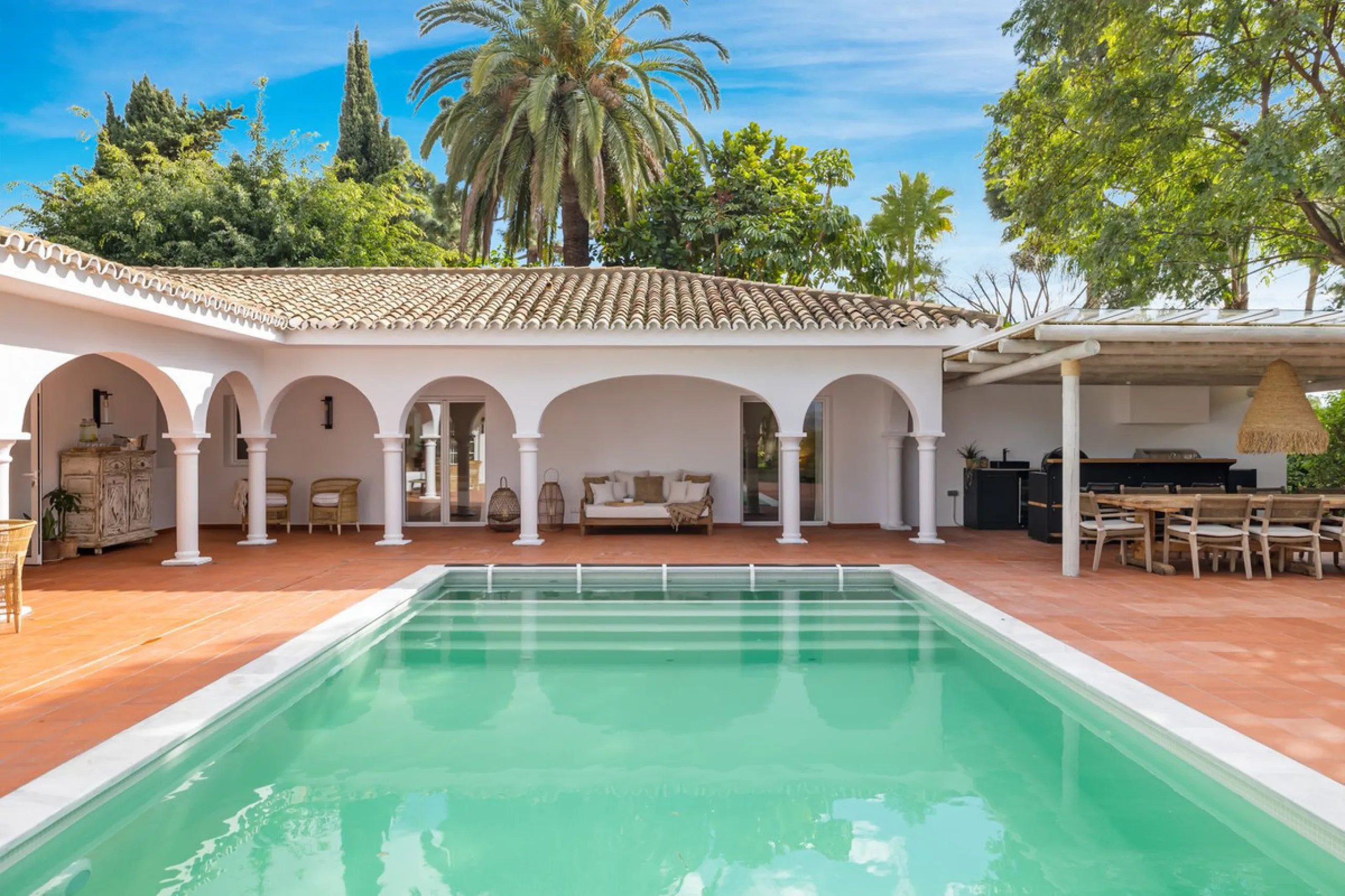 This beautiful villa has undergone an extensive refurbishment, offering a very comfortable and luxurious home. Thanks to its west facing orientation this property offers the most beautiful panoramic views of the coastline and surrounding hills. The curren