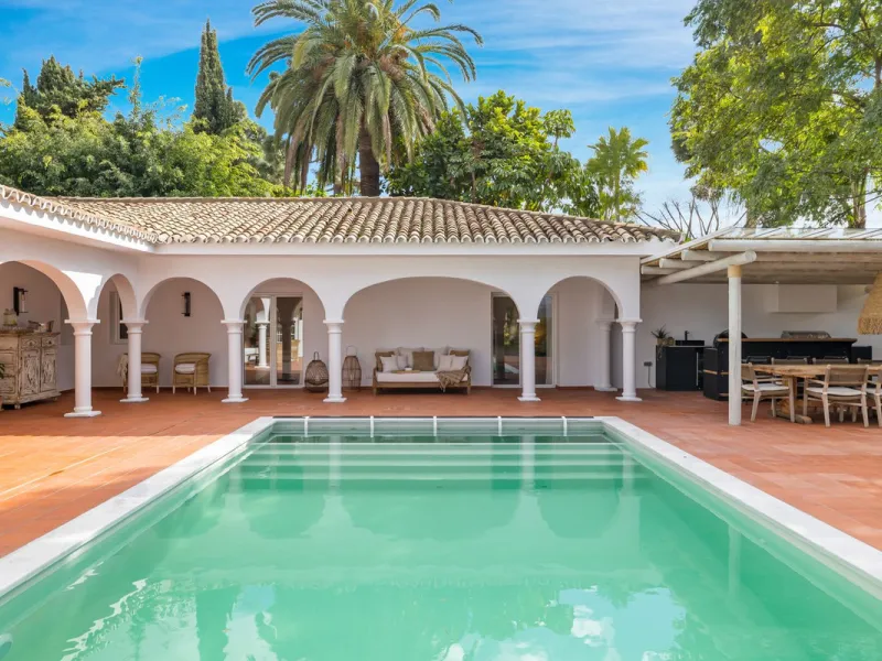 This beautiful villa has undergone an extensive refurbishment, offering a very comfortable and luxurious home. Thanks to its west facing orientation this property offers the most beautiful panoramic views of the coastline and surrounding hills. The curren
