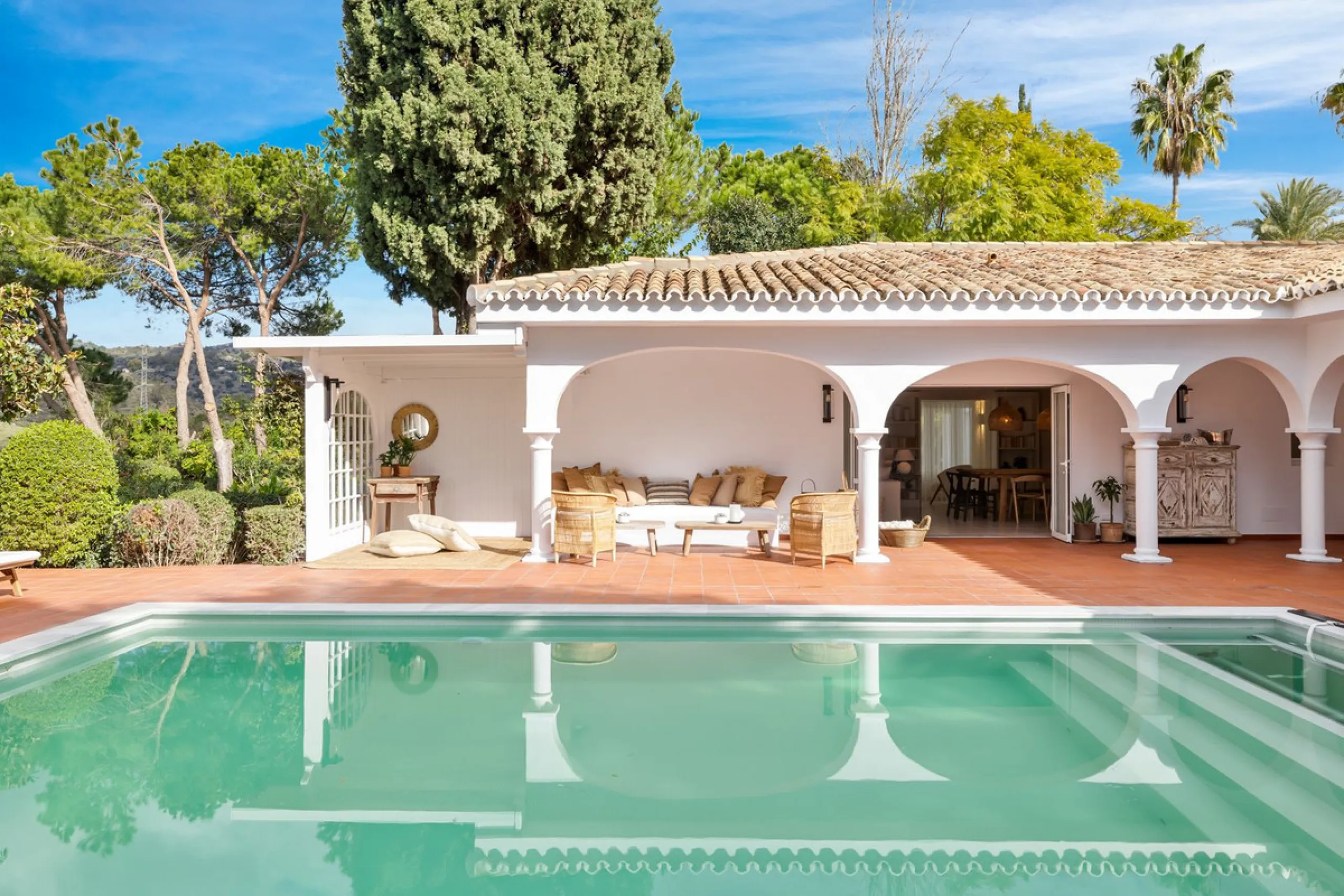 This beautiful villa has undergone an extensive refurbishment, offering a very comfortable and luxurious home. Thanks to its west facing orientation this property offers the most beautiful panoramic views of the coastline and surrounding hills. The curren