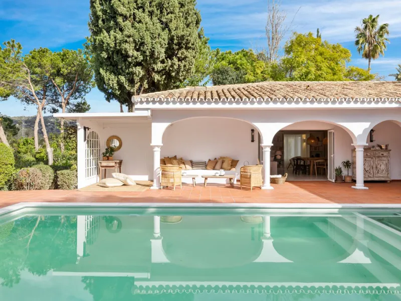This beautiful villa has undergone an extensive refurbishment, offering a very comfortable and luxurious home. Thanks to its west facing orientation this property offers the most beautiful panoramic views of the coastline and surrounding hills. The curren