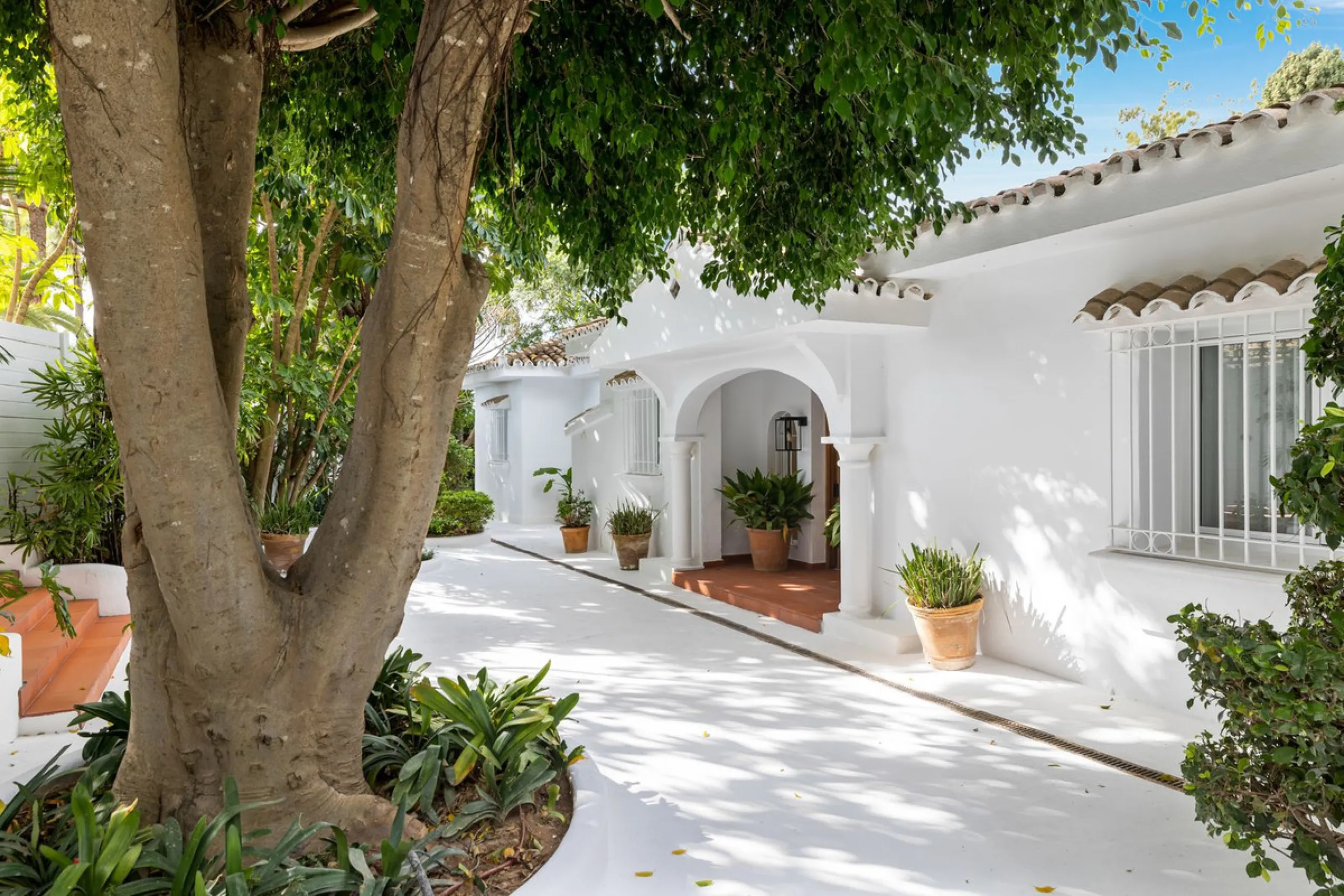 This beautiful villa has undergone an extensive refurbishment, offering a very comfortable and luxurious home. Thanks to its west facing orientation this property offers the most beautiful panoramic views of the coastline and surrounding hills. The curren