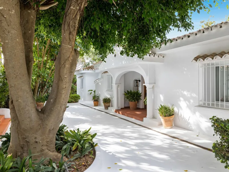 This beautiful villa has undergone an extensive refurbishment, offering a very comfortable and luxurious home. Thanks to its west facing orientation this property offers the most beautiful panoramic views of the coastline and surrounding hills. The curren