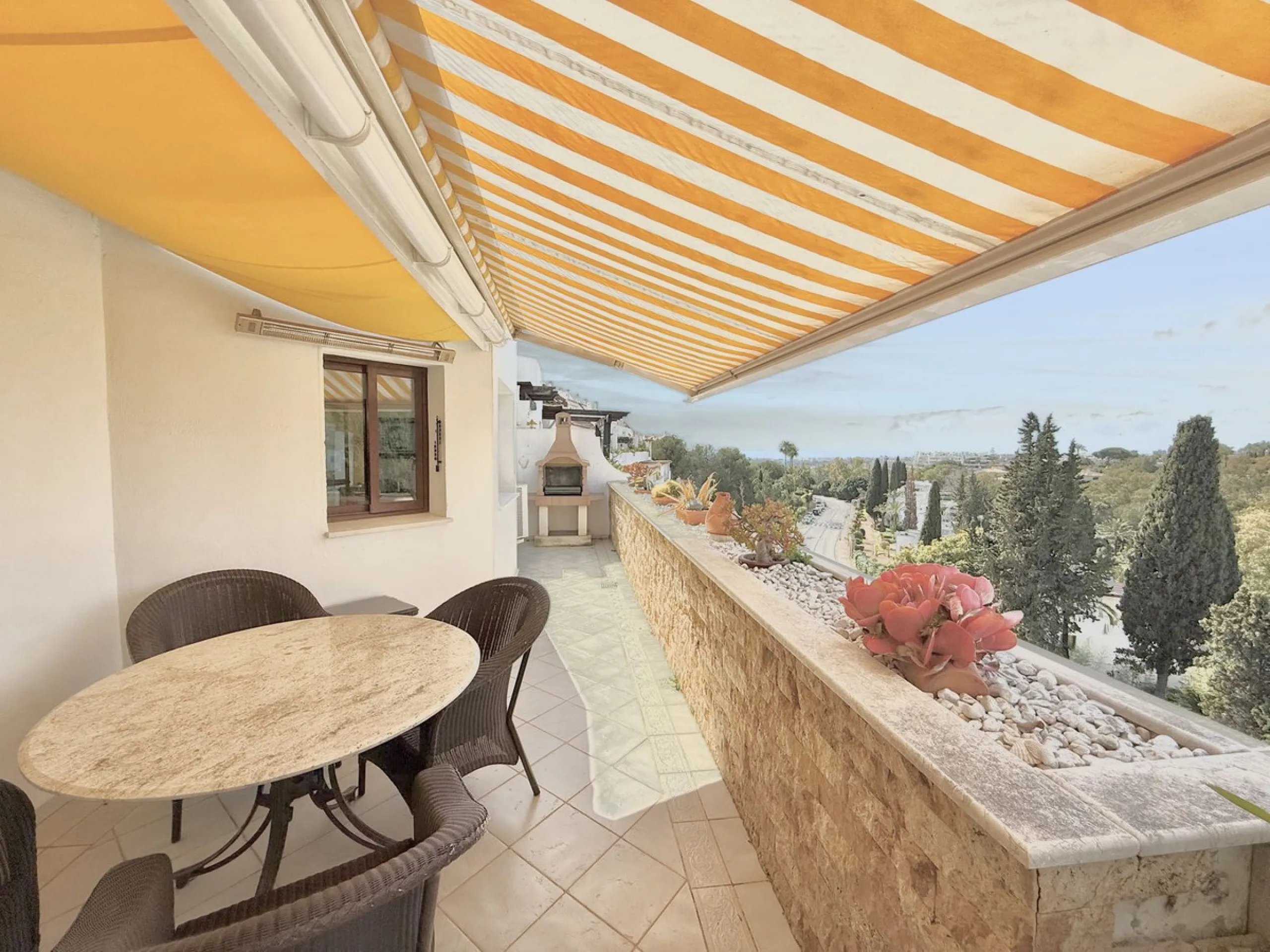 **EXCLUSIVE DUPLEX PENTHOUSE IN LAS LOMAS DE MARBELLA CLUB – PANORAMIC SEA & MOUNTAIN VIEWS**