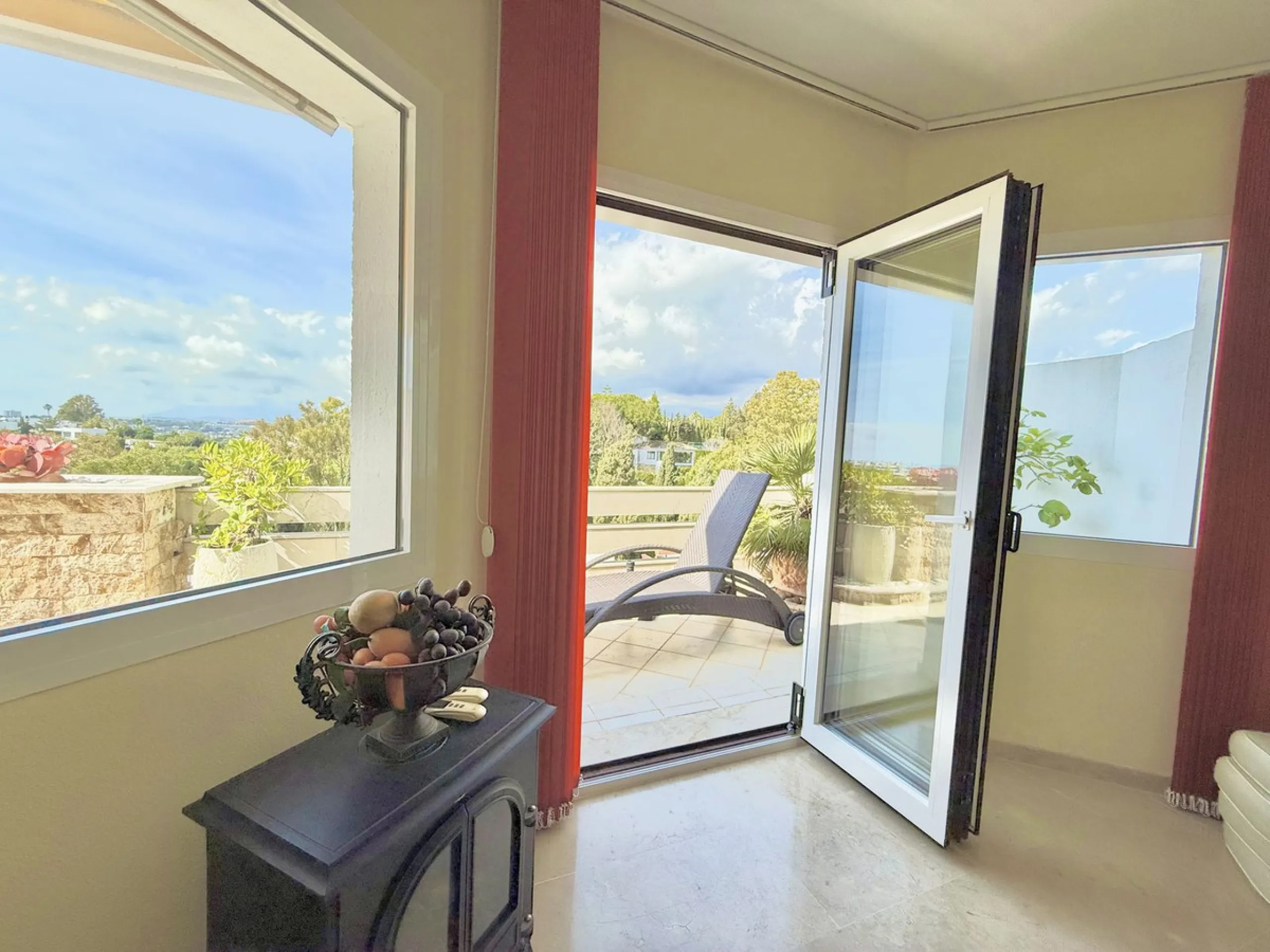 **EXCLUSIVE DUPLEX PENTHOUSE IN LAS LOMAS DE MARBELLA CLUB – PANORAMIC SEA & MOUNTAIN VIEWS**