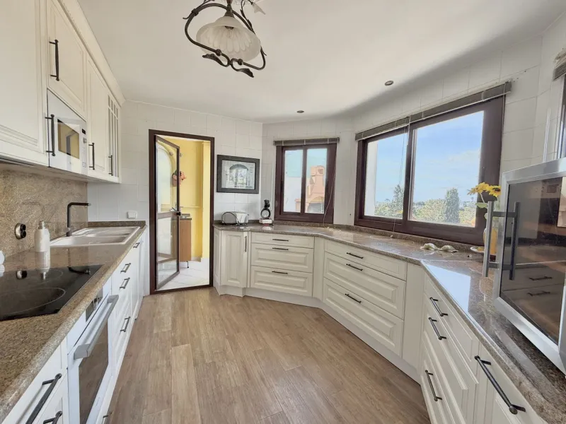 **EXCLUSIVE DUPLEX PENTHOUSE IN LAS LOMAS DE MARBELLA CLUB – PANORAMIC SEA & MOUNTAIN VIEWS**