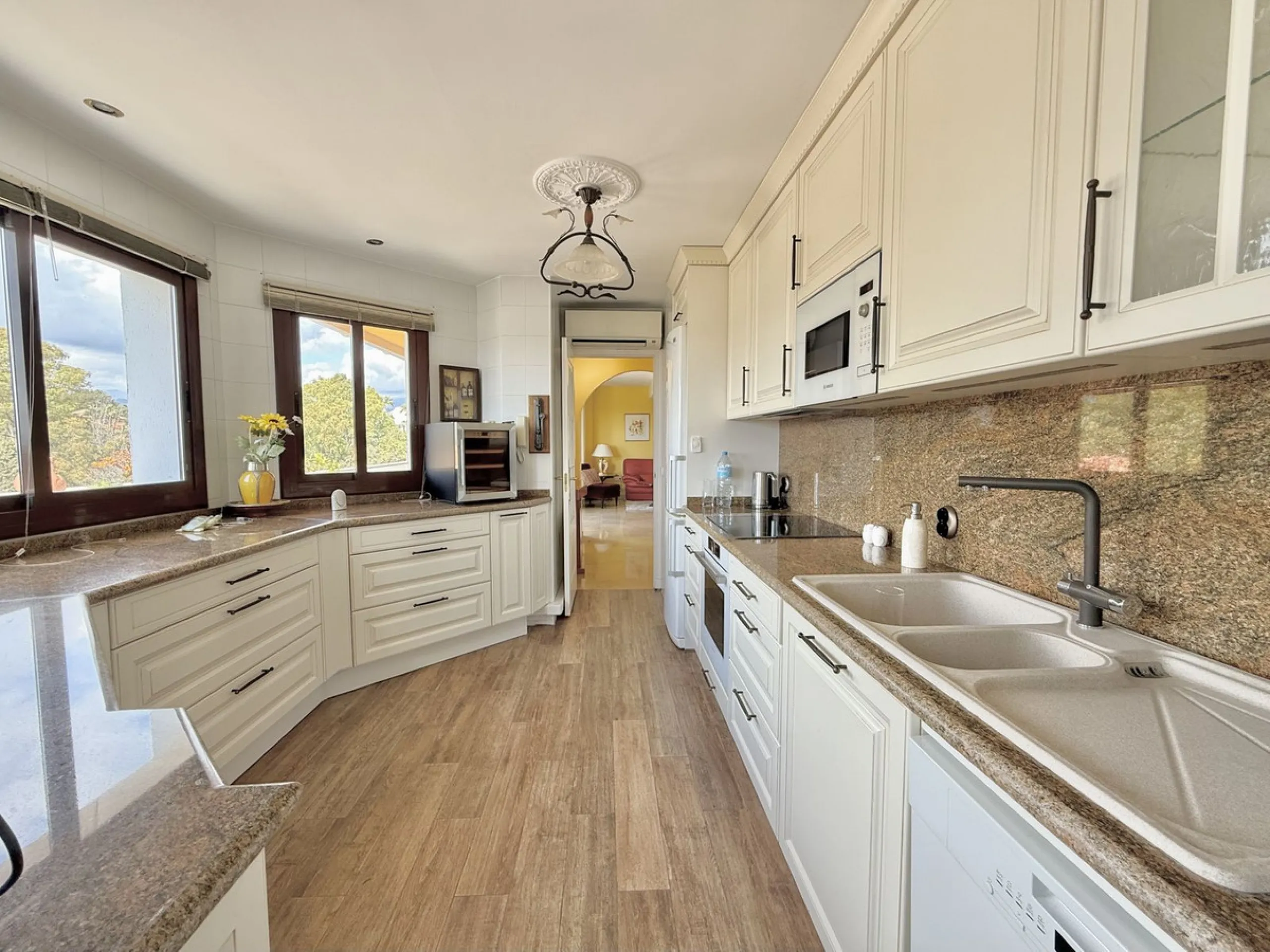 **EXCLUSIVE DUPLEX PENTHOUSE IN LAS LOMAS DE MARBELLA CLUB – PANORAMIC SEA & MOUNTAIN VIEWS**