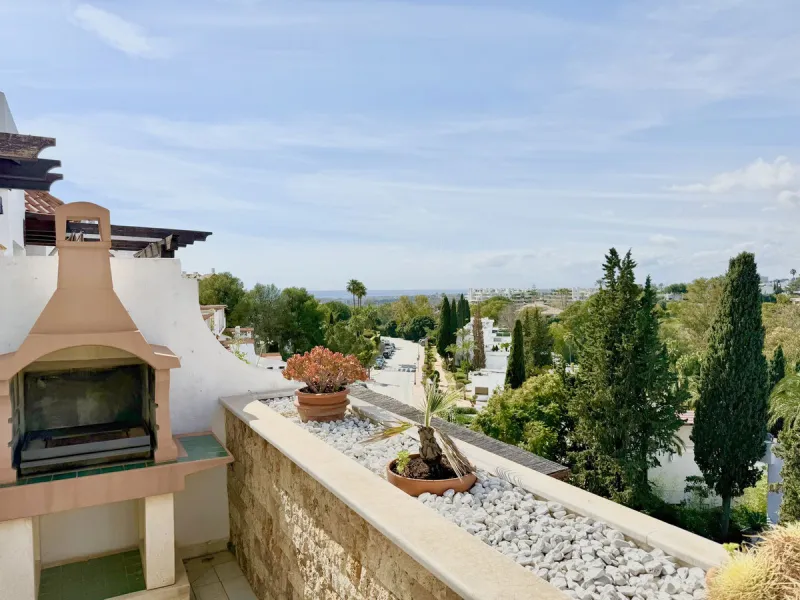 **EXCLUSIVE DUPLEX PENTHOUSE IN LAS LOMAS DE MARBELLA CLUB – PANORAMIC SEA & MOUNTAIN VIEWS**