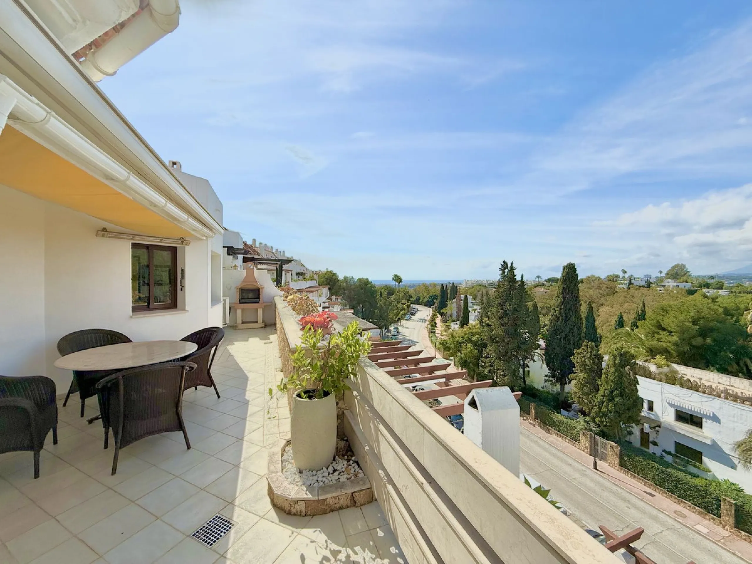 **EXCLUSIVE DUPLEX PENTHOUSE IN LAS LOMAS DE MARBELLA CLUB – PANORAMIC SEA & MOUNTAIN VIEWS**
