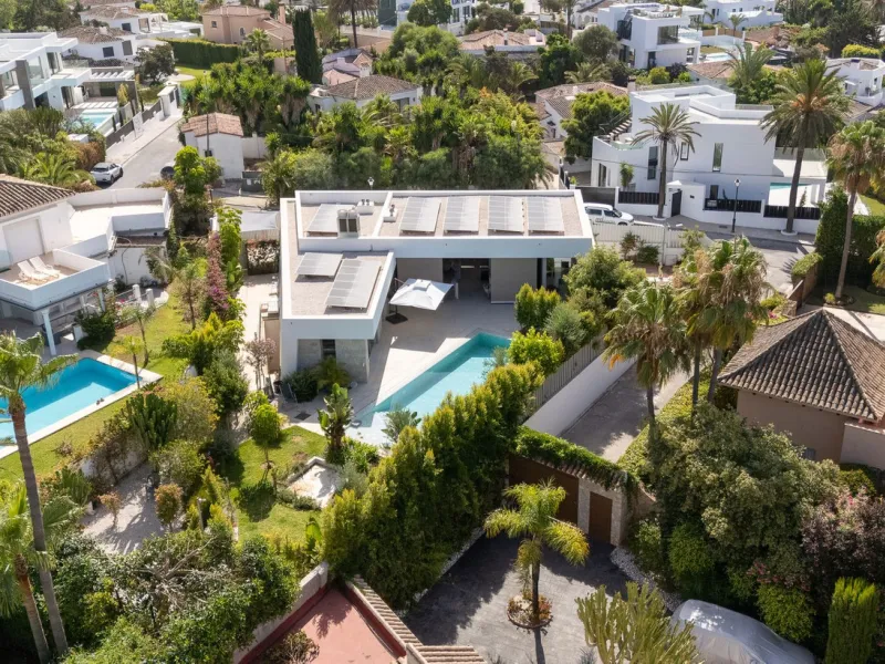 Located in the highly sought-after residential area of Marbesa, just a short stroll from the beach, this stunning villa combines contemporary design with ultimate comfort. Built in 2023 and completed in 2024 to the highest standards, it offers everything 