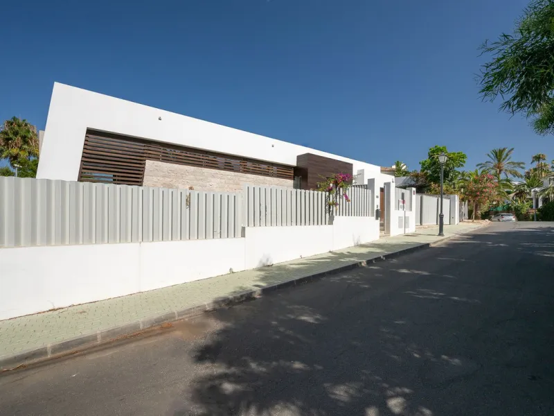 Located in the highly sought-after residential area of Marbesa, just a short stroll from the beach, this stunning villa combines contemporary design with ultimate comfort. Built in 2023 and completed in 2024 to the highest standards, it offers everything 