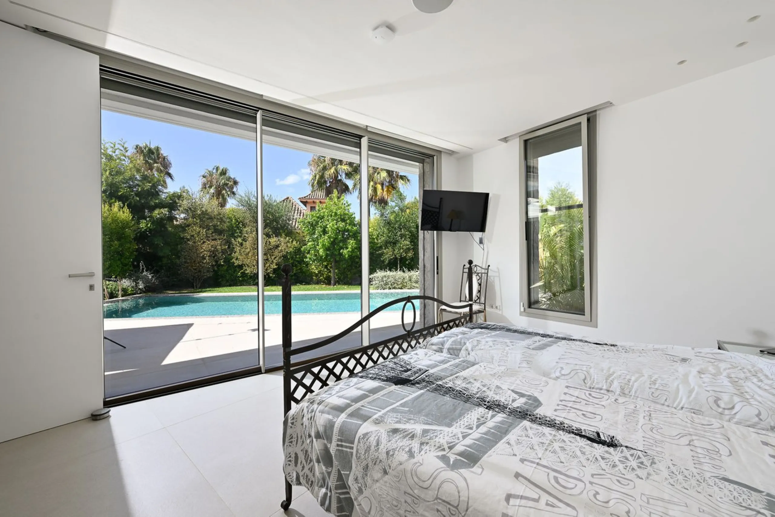 Located in the highly sought-after residential area of Marbesa, just a short stroll from the beach, this stunning villa combines contemporary design with ultimate comfort. Built in 2023 and completed in 2024 to the highest standards, it offers everything 