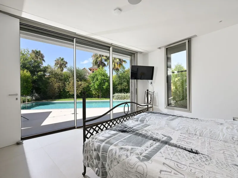 Located in the highly sought-after residential area of Marbesa, just a short stroll from the beach, this stunning villa combines contemporary design with ultimate comfort. Built in 2023 and completed in 2024 to the highest standards, it offers everything 