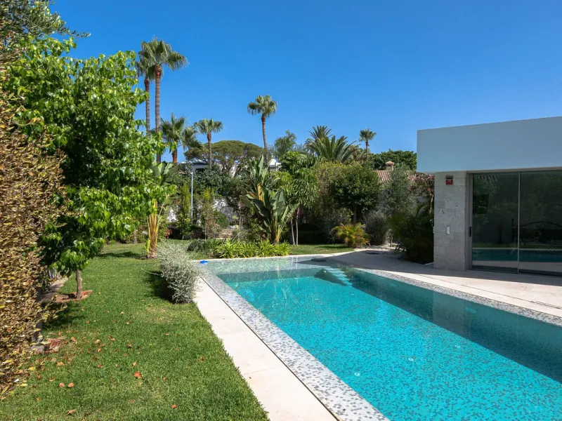 Located in the highly sought-after residential area of Marbesa, just a short stroll from the beach, this stunning villa combines contemporary design with ultimate comfort. Built in 2023 and completed in 2024 to the highest standards, it offers everything 