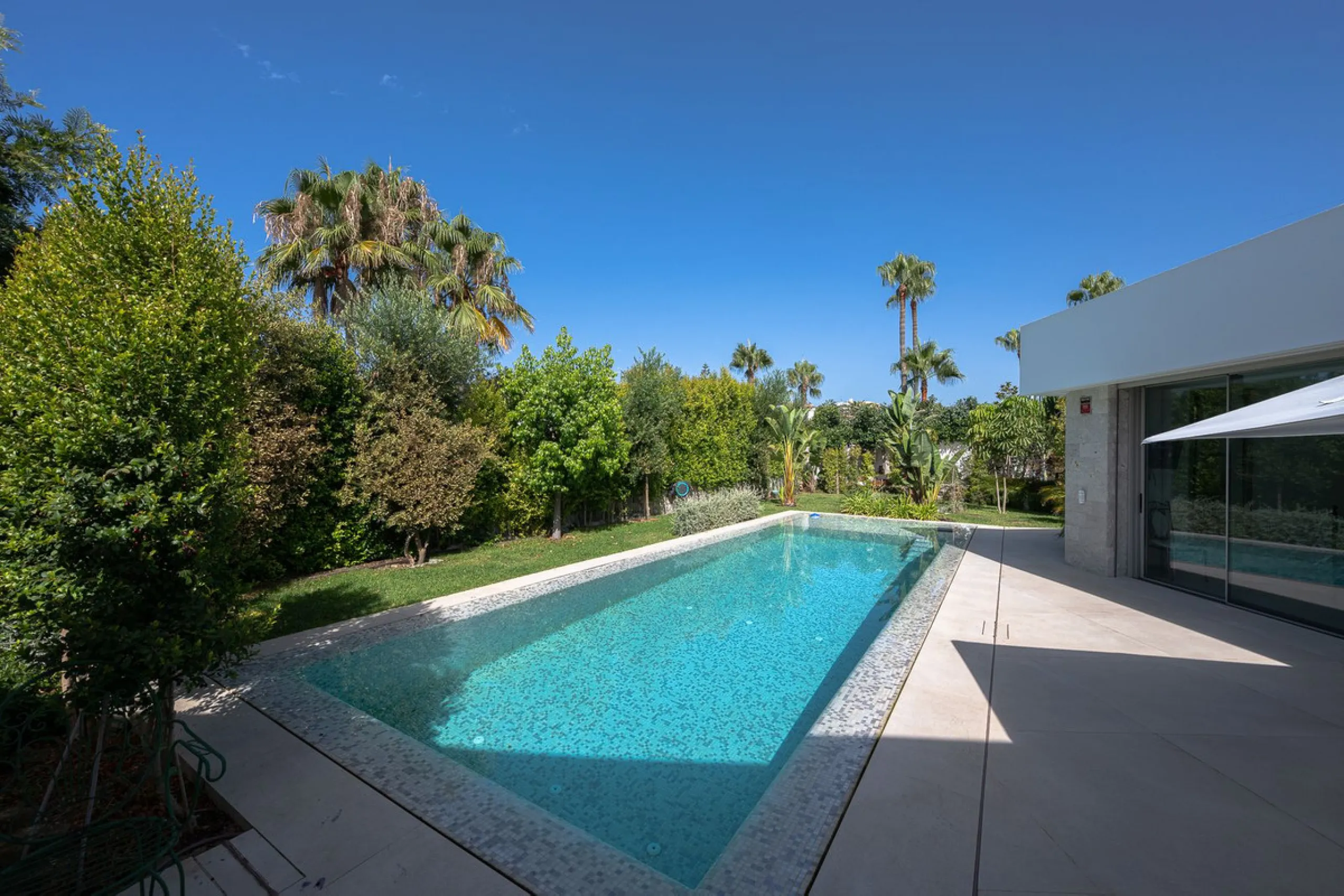 Located in the highly sought-after residential area of Marbesa, just a short stroll from the beach, this stunning villa combines contemporary design with ultimate comfort. Built in 2023 and completed in 2024 to the highest standards, it offers everything 