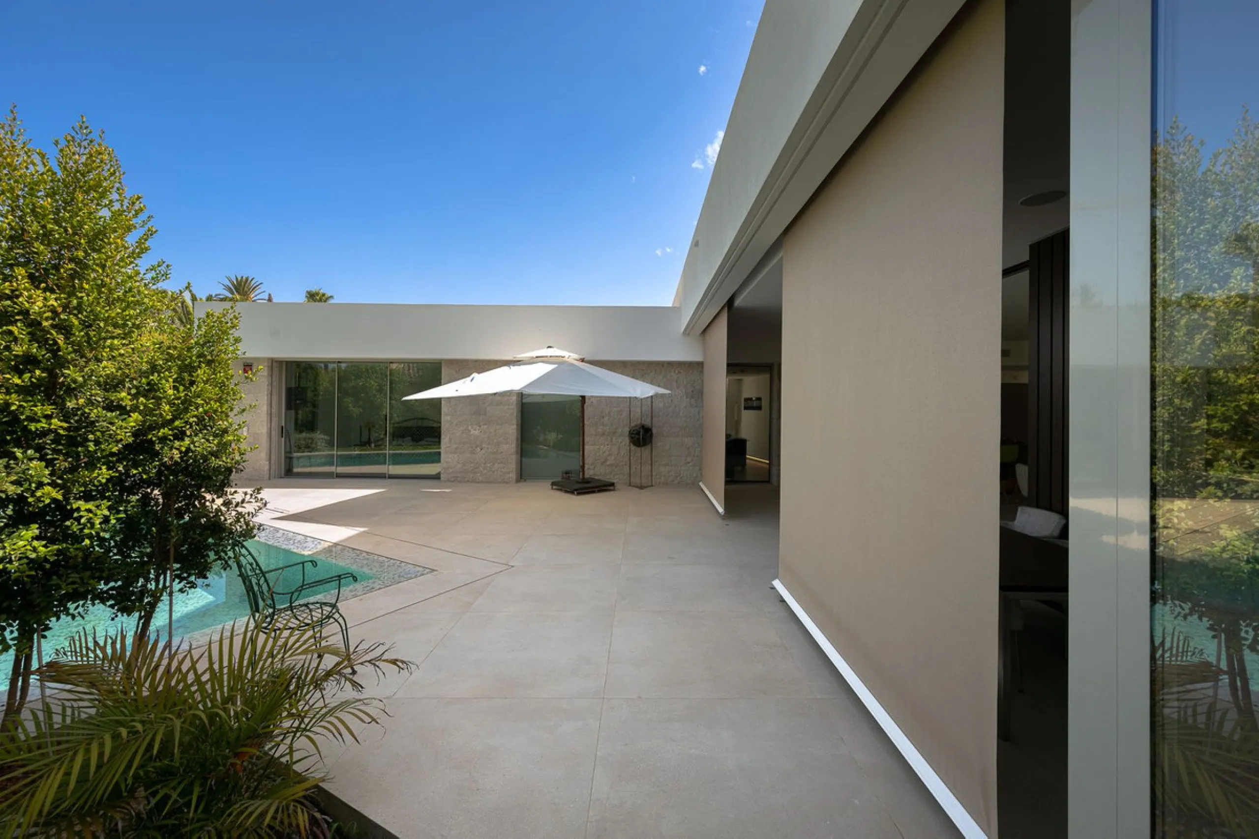 Located in the highly sought-after residential area of Marbesa, just a short stroll from the beach, this stunning villa combines contemporary design with ultimate comfort. Built in 2023 and completed in 2024 to the highest standards, it offers everything 