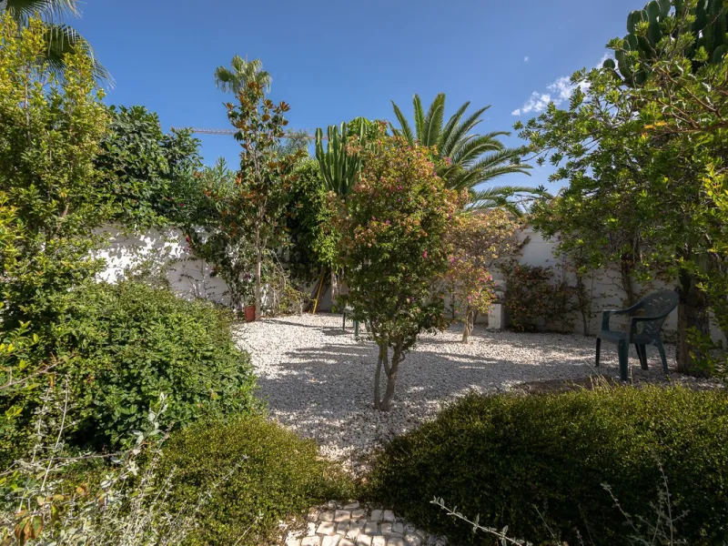 Located in the highly sought-after residential area of Marbesa, just a short stroll from the beach, this stunning villa combines contemporary design with ultimate comfort. Built in 2023 and completed in 2024 to the highest standards, it offers everything 