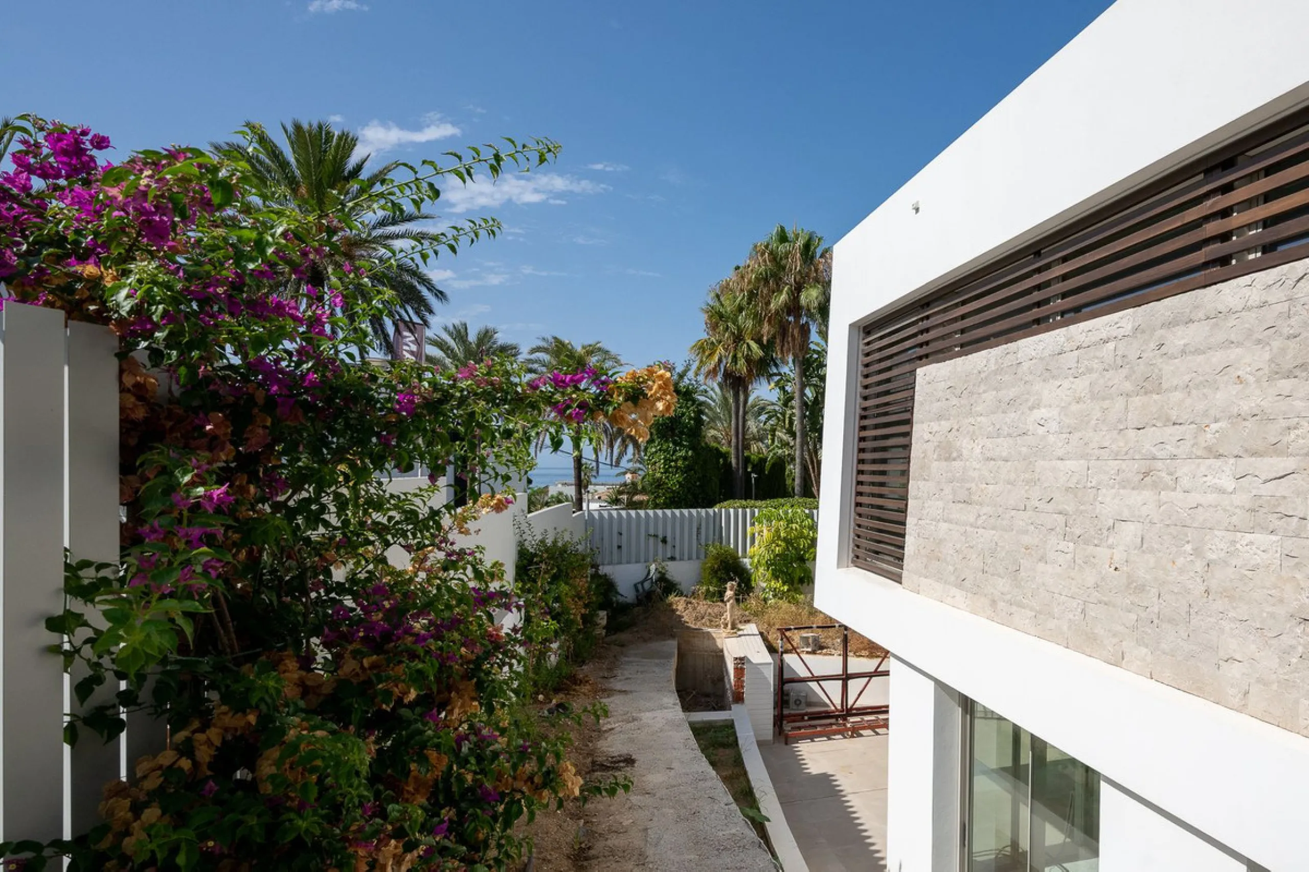 Located in the highly sought-after residential area of Marbesa, just a short stroll from the beach, this stunning villa combines contemporary design with ultimate comfort. Built in 2023 and completed in 2024 to the highest standards, it offers everything 