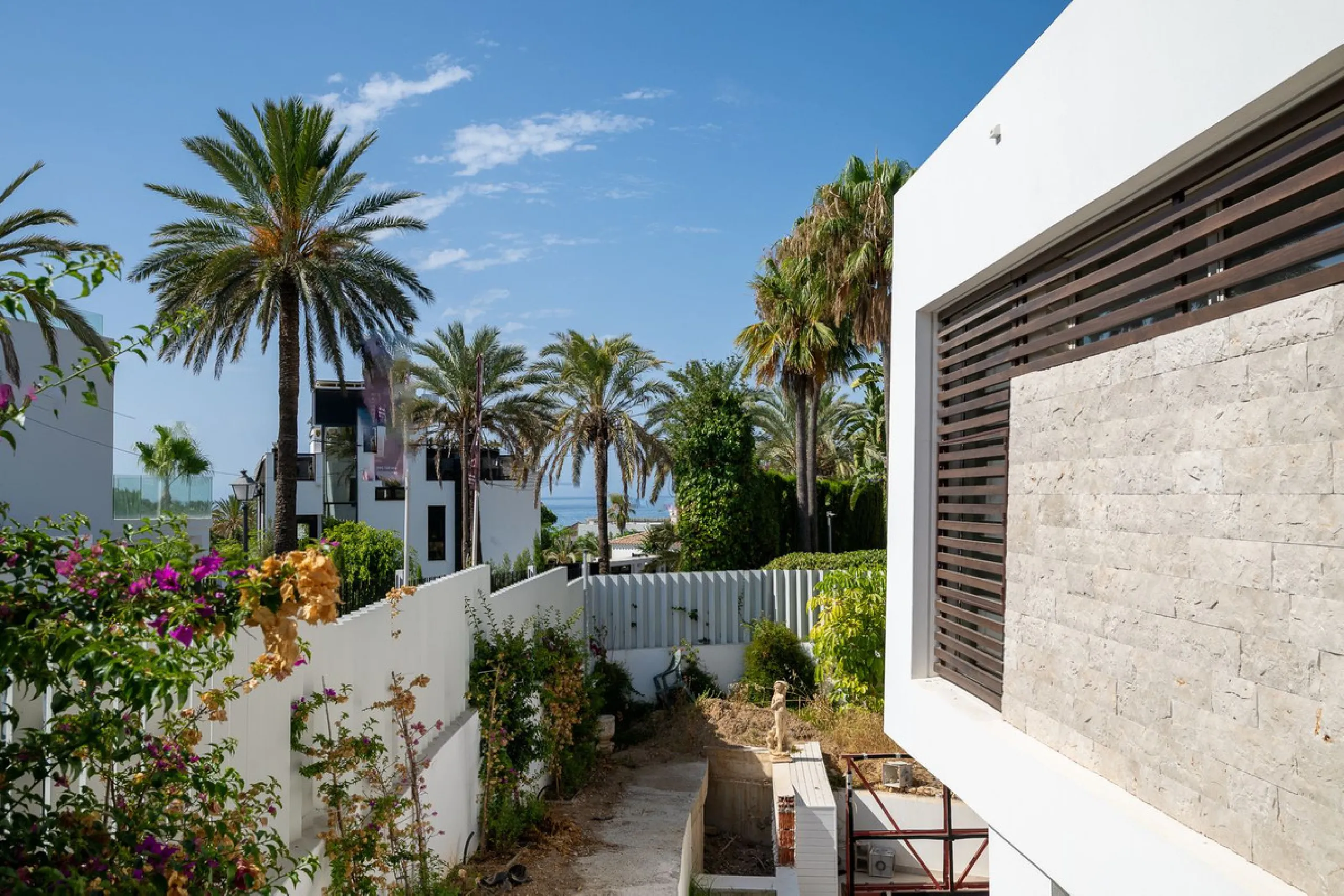 Located in the highly sought-after residential area of Marbesa, just a short stroll from the beach, this stunning villa combines contemporary design with ultimate comfort. Built in 2023 and completed in 2024 to the highest standards, it offers everything 