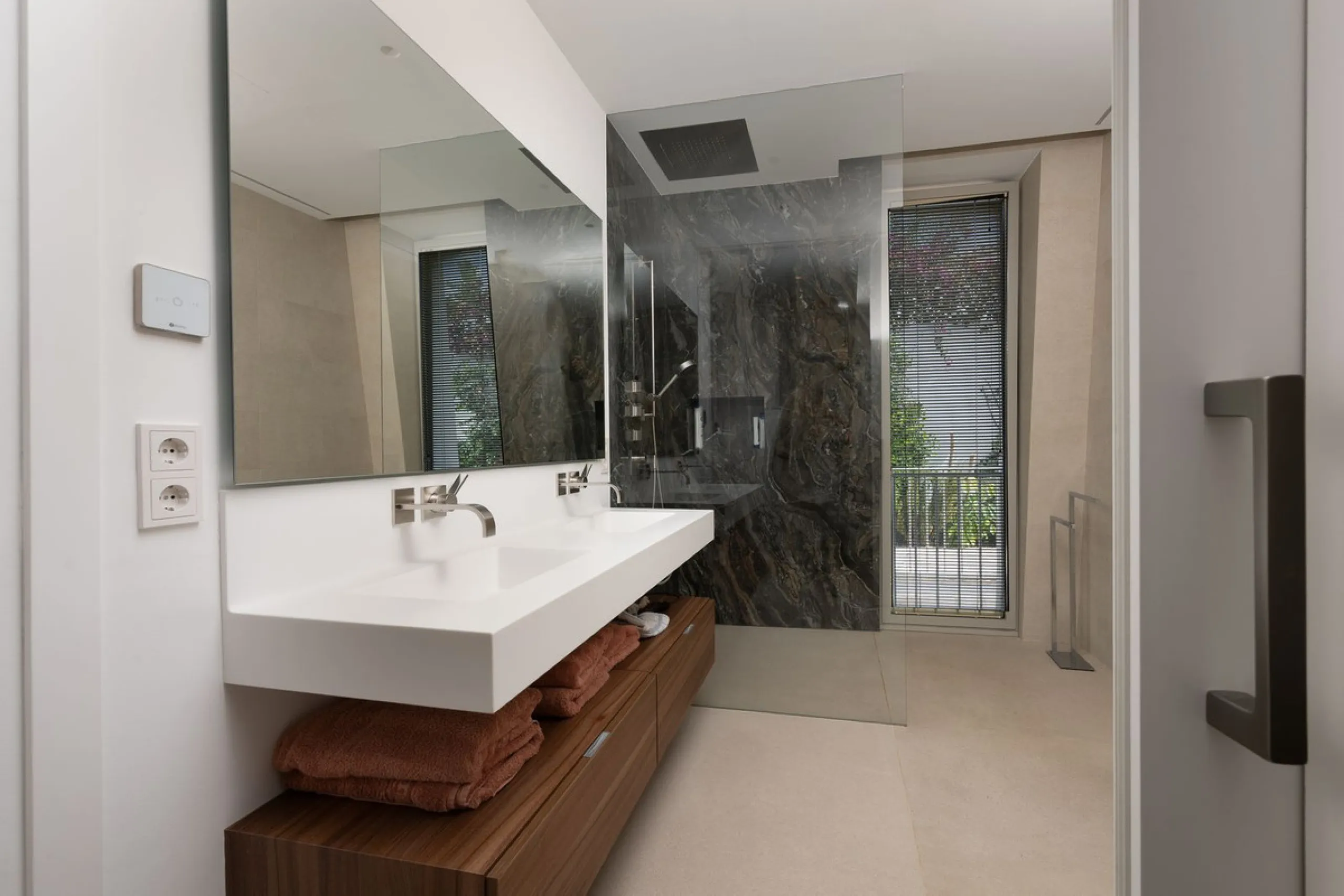 Located in the highly sought-after residential area of Marbesa, just a short stroll from the beach, this stunning villa combines contemporary design with ultimate comfort. Built in 2023 and completed in 2024 to the highest standards, it offers everything 