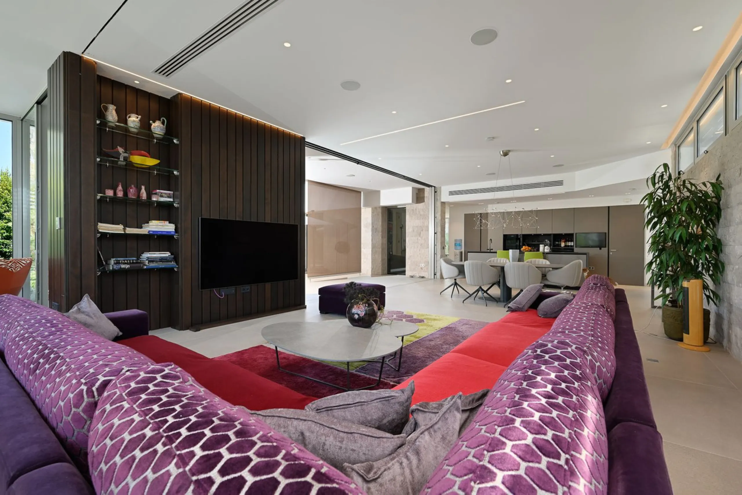 Located in the highly sought-after residential area of Marbesa, just a short stroll from the beach, this stunning villa combines contemporary design with ultimate comfort. Built in 2023 and completed in 2024 to the highest standards, it offers everything 