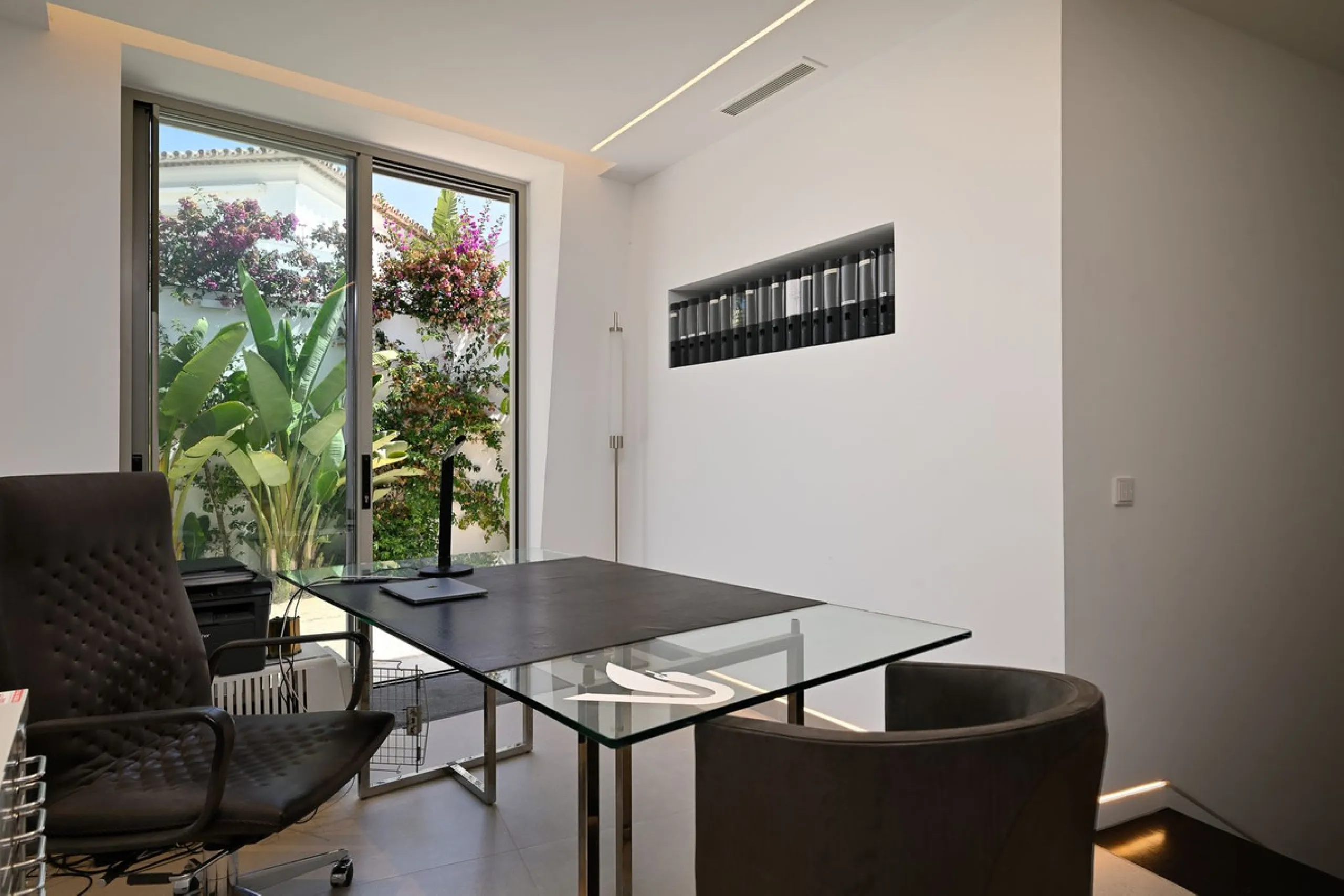 Located in the highly sought-after residential area of Marbesa, just a short stroll from the beach, this stunning villa combines contemporary design with ultimate comfort. Built in 2023 and completed in 2024 to the highest standards, it offers everything 