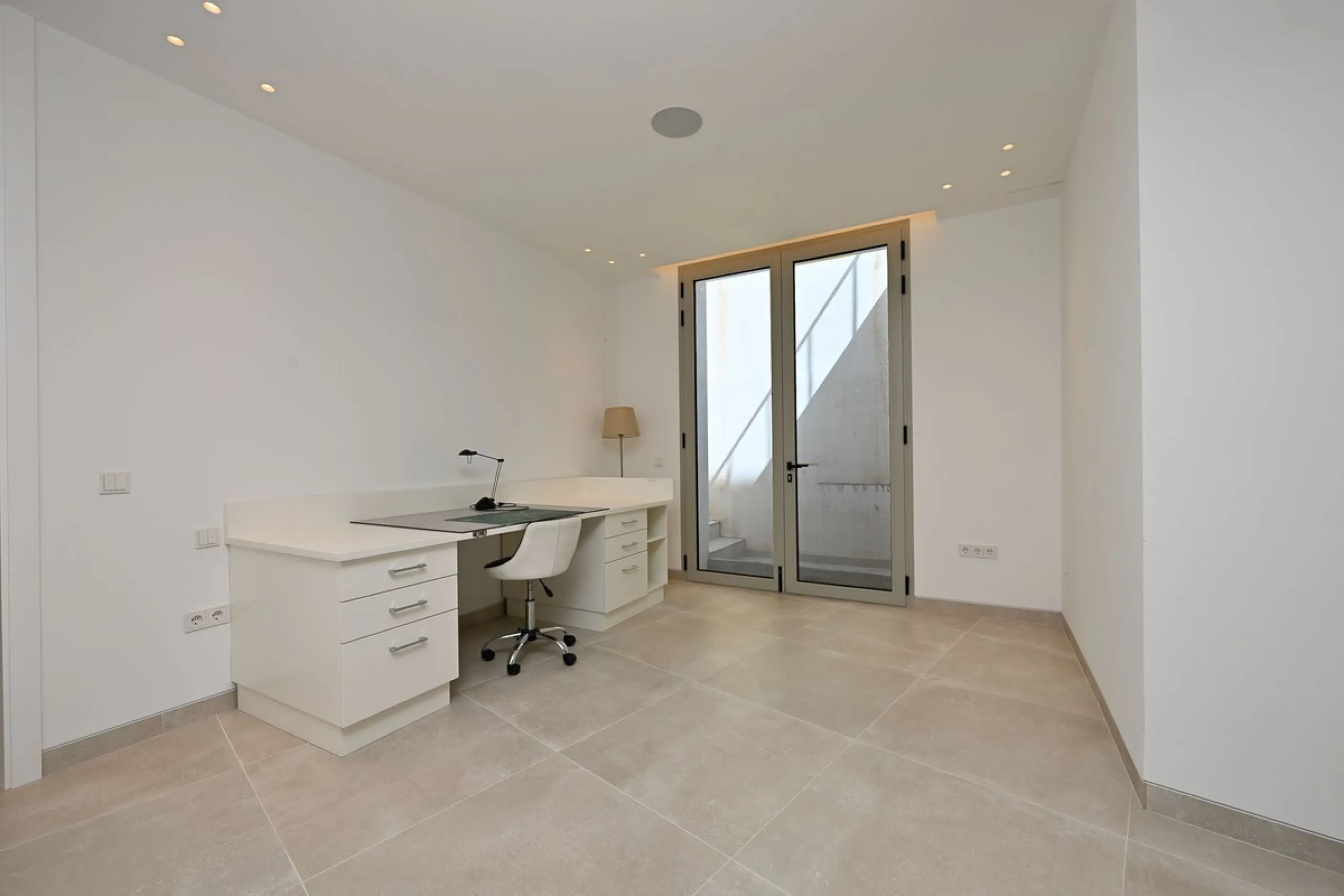 Located in the highly sought-after residential area of Marbesa, just a short stroll from the beach, this stunning villa combines contemporary design with ultimate comfort. Built in 2023 and completed in 2024 to the highest standards, it offers everything 