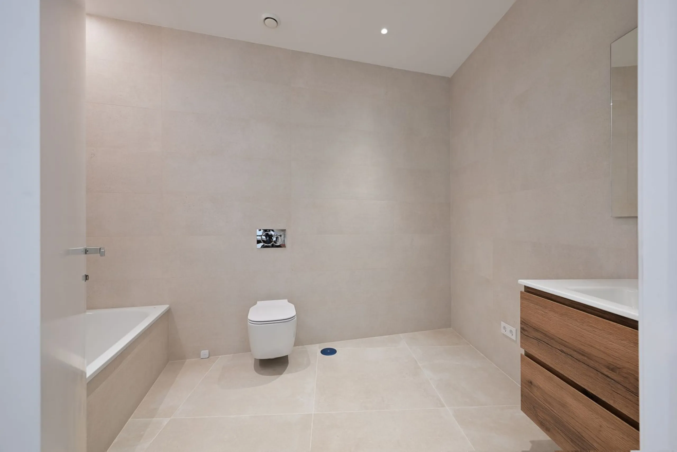 Located in the highly sought-after residential area of Marbesa, just a short stroll from the beach, this stunning villa combines contemporary design with ultimate comfort. Built in 2023 and completed in 2024 to the highest standards, it offers everything 