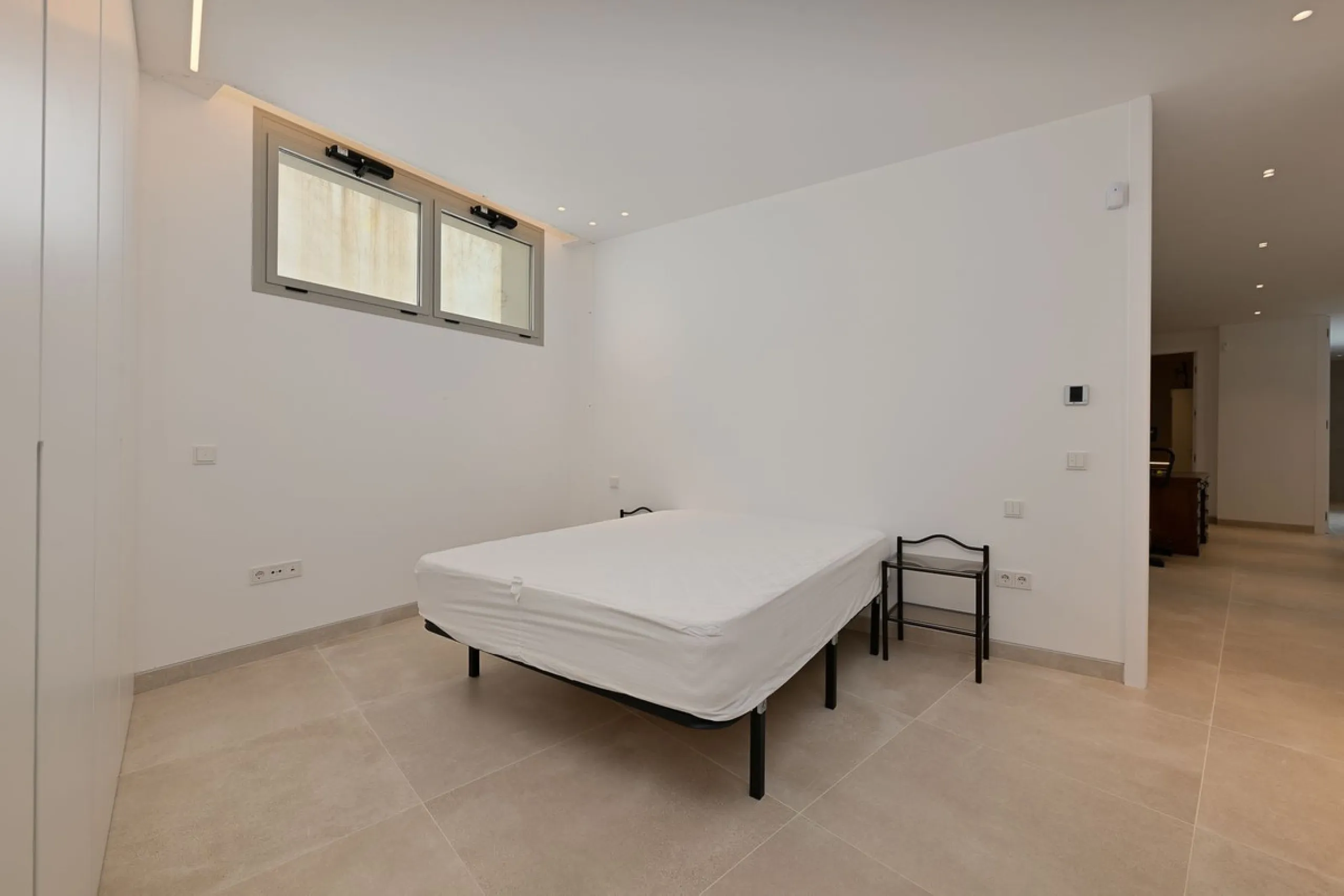 Located in the highly sought-after residential area of Marbesa, just a short stroll from the beach, this stunning villa combines contemporary design with ultimate comfort. Built in 2023 and completed in 2024 to the highest standards, it offers everything 