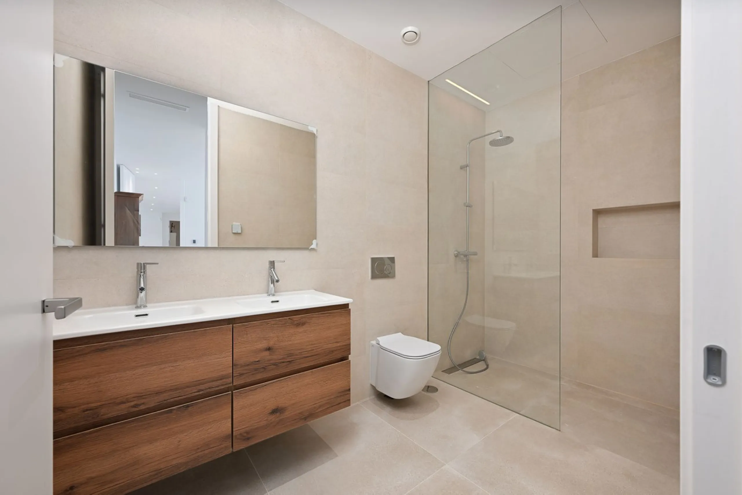 Located in the highly sought-after residential area of Marbesa, just a short stroll from the beach, this stunning villa combines contemporary design with ultimate comfort. Built in 2023 and completed in 2024 to the highest standards, it offers everything 