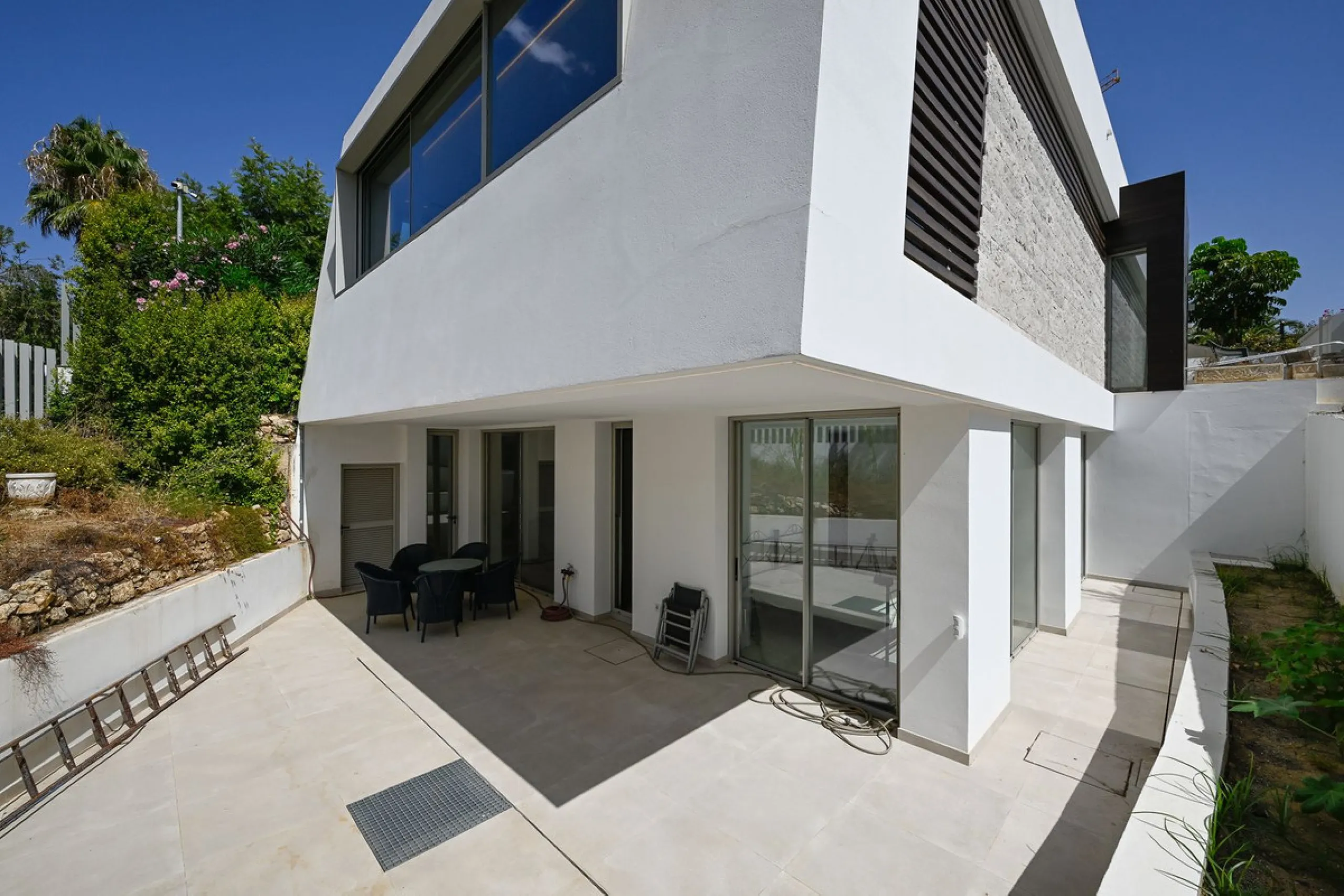 Located in the highly sought-after residential area of Marbesa, just a short stroll from the beach, this stunning villa combines contemporary design with ultimate comfort. Built in 2023 and completed in 2024 to the highest standards, it offers everything 